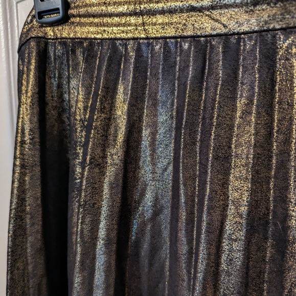 Platted Metallic Skirt - Picture 3 of 4